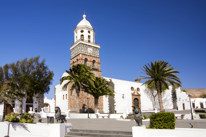 Blick auf eine Kirche in Teguise