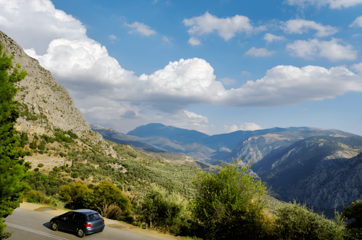 Straße in griechischen Bergen auf der ein Auto fährt