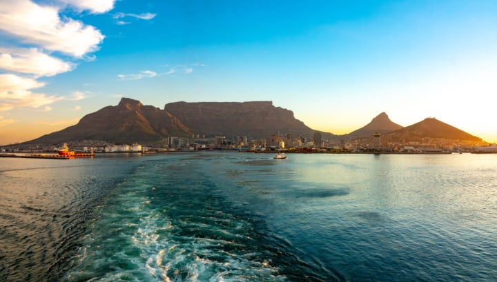 Blick auf die V&A Waterfront vom Katamaran