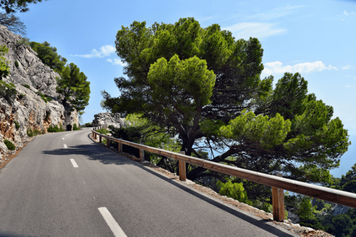 Straße entlang der Küste auf Mallorca