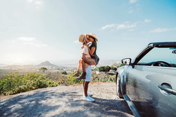 Couple neben Auto in Spanien