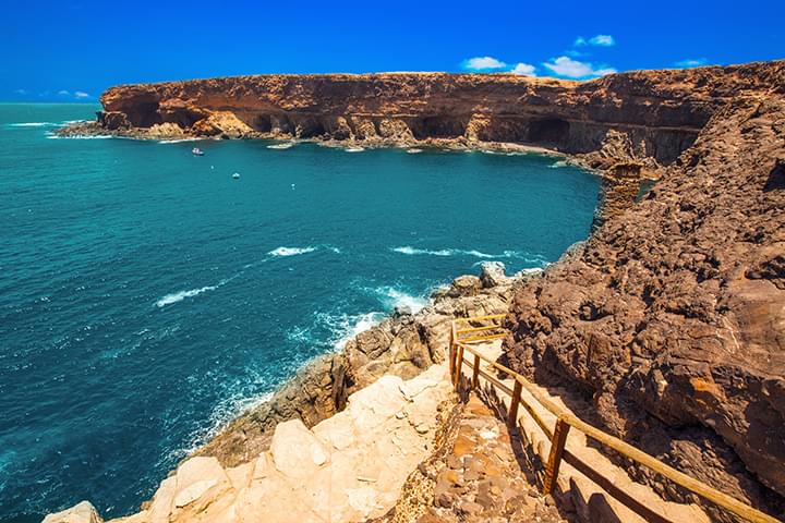 Ausblick auf einen sonnigen Strand auf Fuerteventura