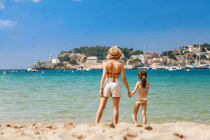 Mutter und Tochter an einem Strand in Sóller