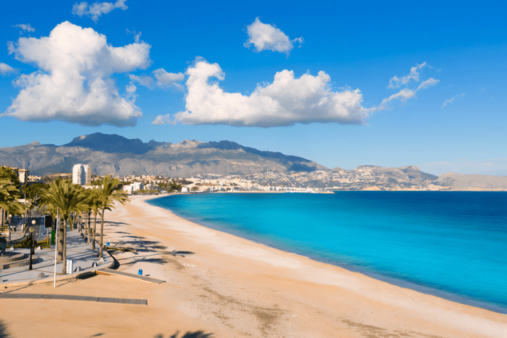 Der schöne Sandstrand und das blaue Meer von Altea