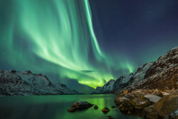 Nordlichter oberhalb der Wasserkante