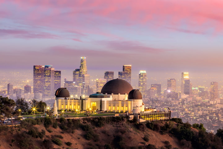 Das Griffith Observatory bei Sonnenuntergang