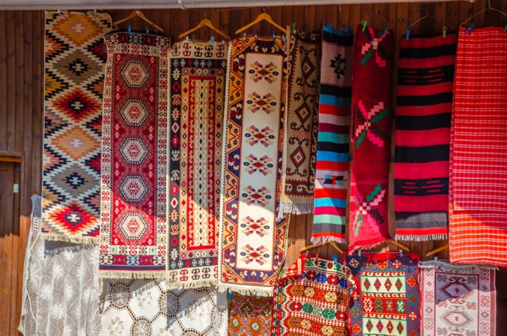 Teppiche auf dem Basar in Kruja