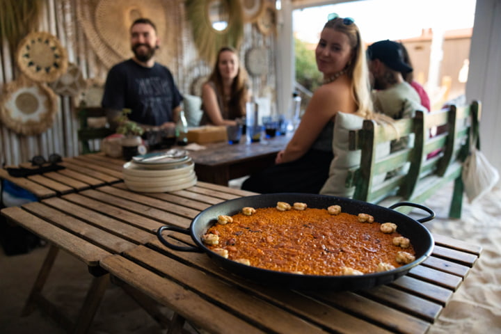 Paella in einem Restaurant am Strand von Can Picafort