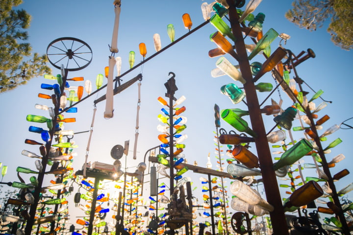 Kunst-Installation aus tausenden farbigen Flaschen