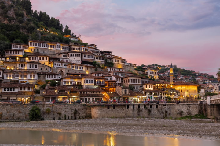Weiße Häuser in Berat bei Sonnenuntergang