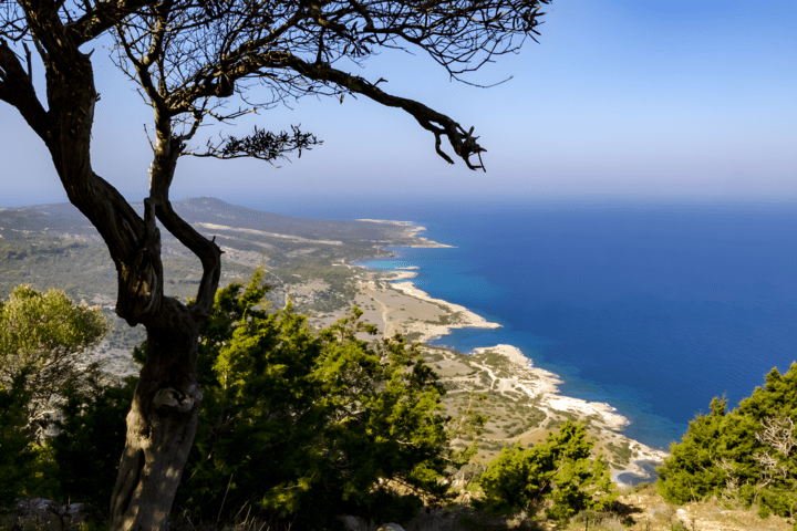 Aussicht auf Paphos von einem Berg aus