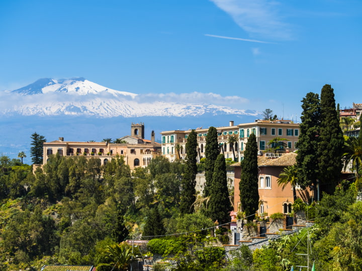 Blick auf den Etna hinter Catania