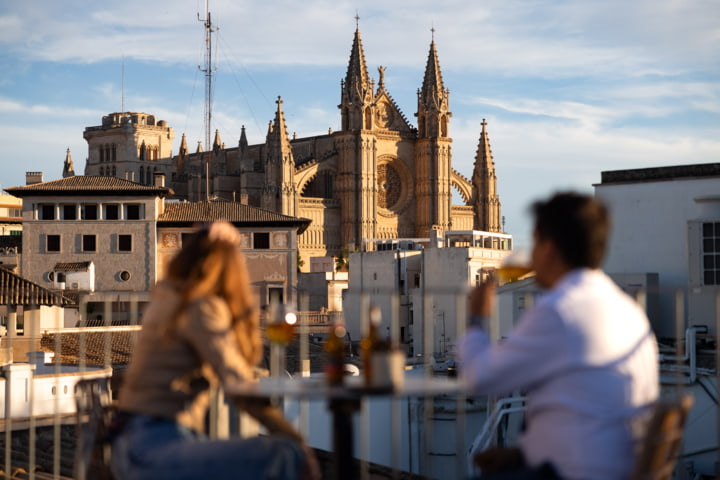 Blick auf die Kathedrale von einer Rooftop-Bar