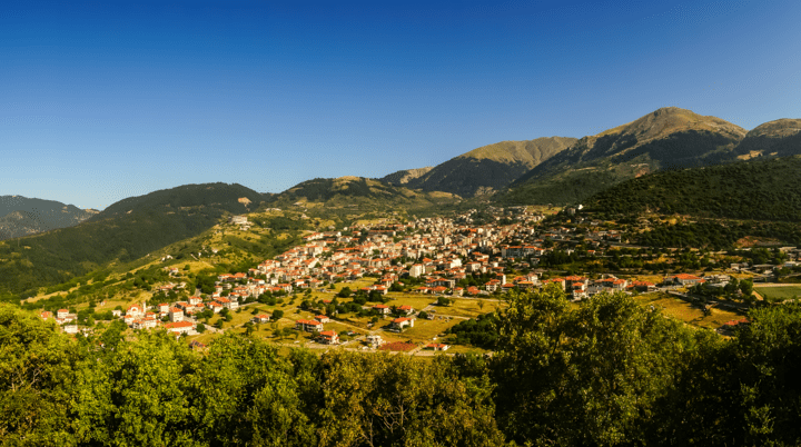 Karpenisi im Grünen der Berge