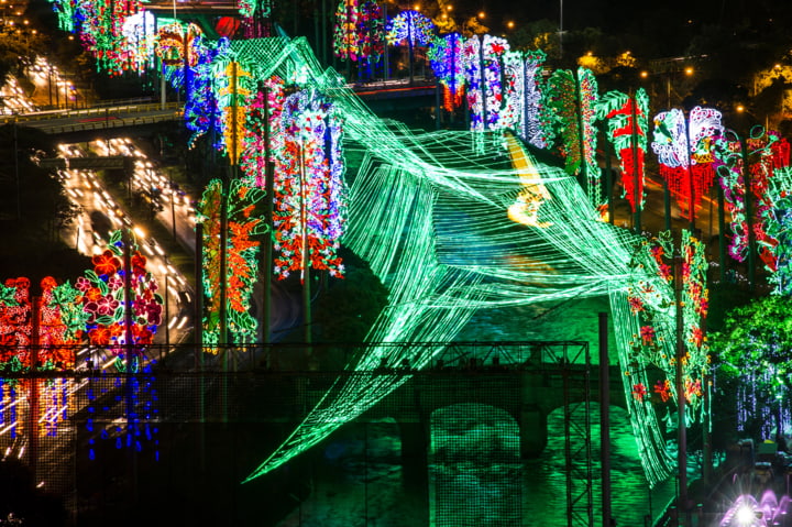 Die Lichtinstallation über dem Fluss in Medellin