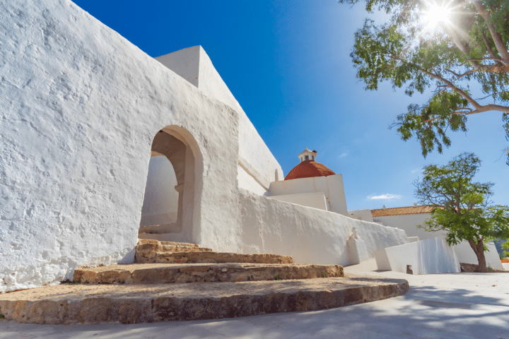 Puig d’en Valls, ein weisses Haus bei sonnigem Wetter