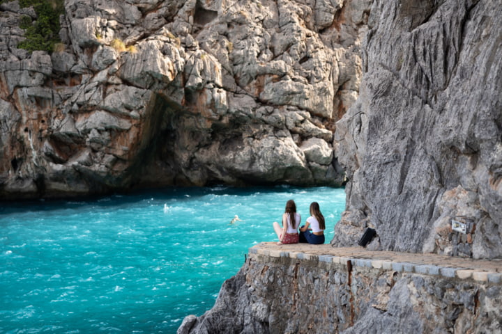 Blick auf den Kiesstrand von Sa Calobra