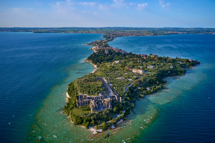 Luftblick auf die Grotte di Catullo