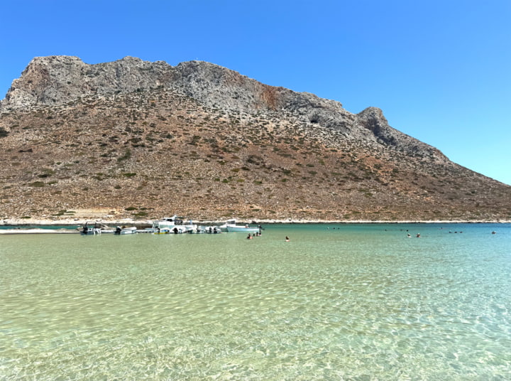 Klares, flaches Wasser am Stavros Strand