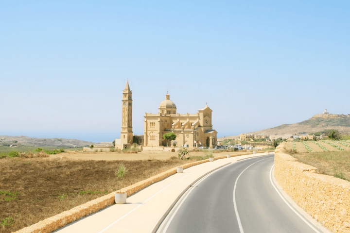 Straße in Gozo mit Blick auf einen kleinen Palast