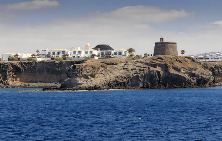 Castillo de Aguila vom Wasser aus