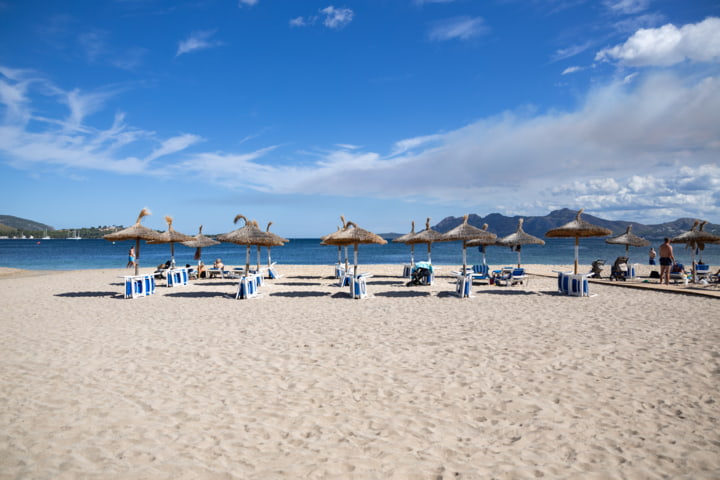 Sonnenliegen am Strand