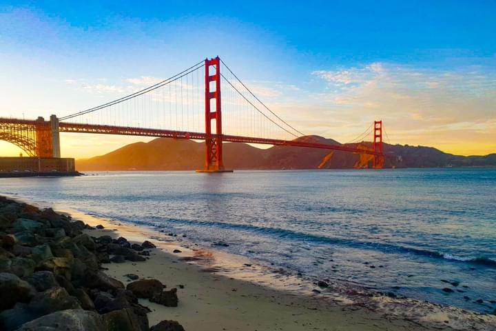 Strand mit Blick auf die Golden Gate Bridge