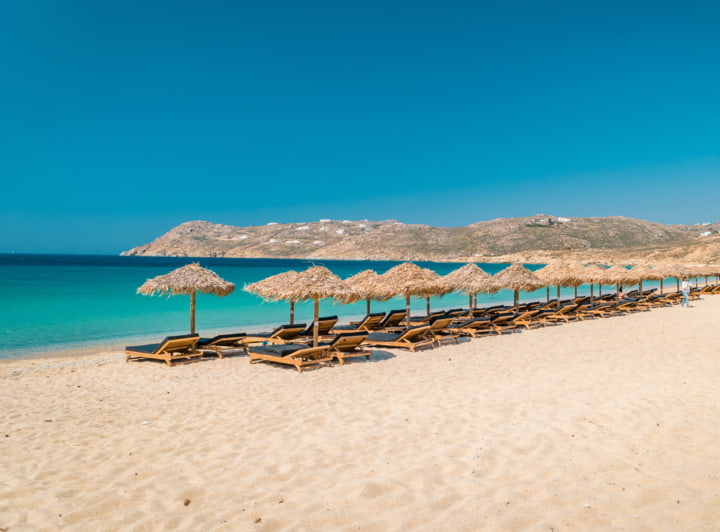 Strandliegen am Strand in Elia