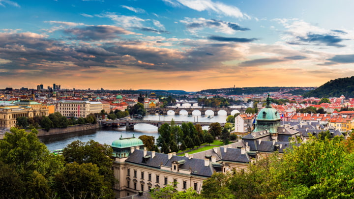 Ausblick auf die Stadt Prag bei Sonnenuntergang