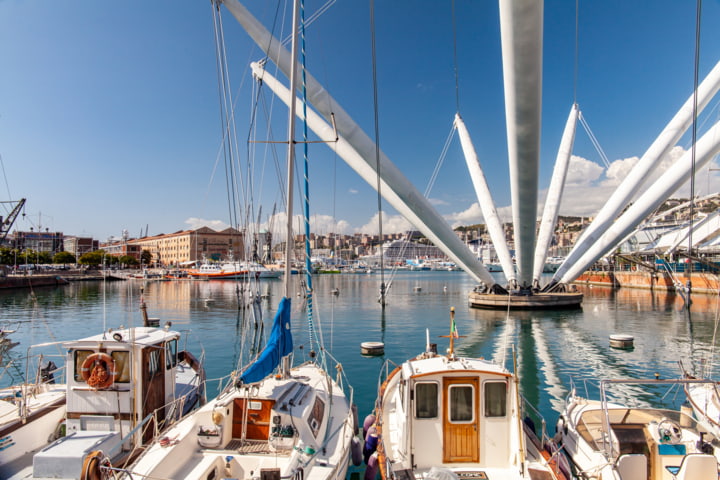 Boote im Hafen von Genua