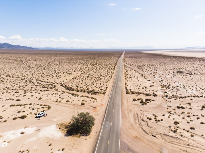 Die Straße durch die Mojave-Wüste