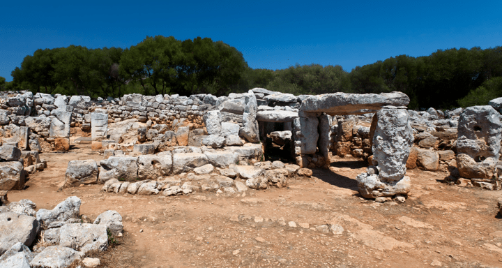 Ruinen in Taula von Torrellisar Vell auf Menorca