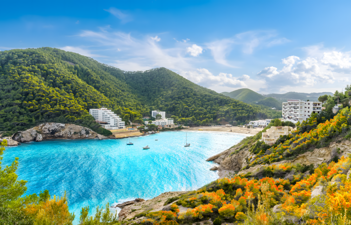 Die Bucht Cala Llonga bei schönem Wetter