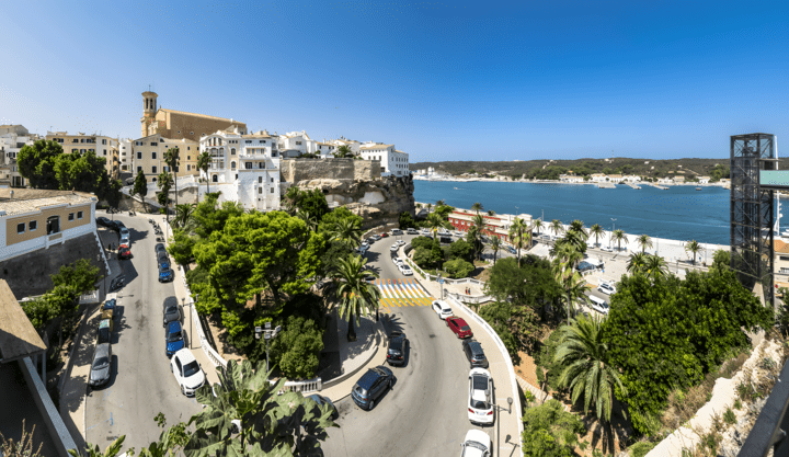 Straßen in Mahon mit Aussicht auf das Meer auf Menorca