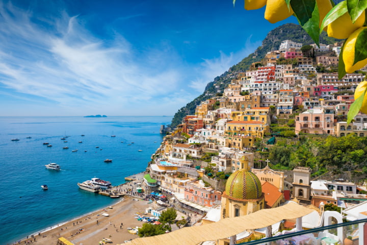 Luftblick auf Positano an der Amalfiküste