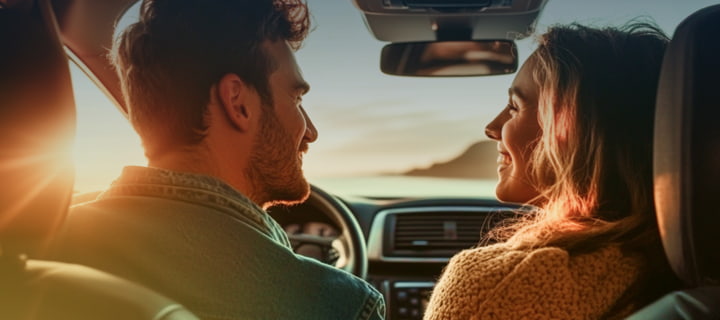 Mann und Frau im Auto