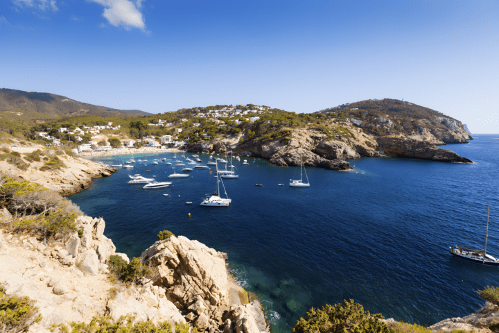 Boote, die in der Cala Comte auf Ibiza ankern