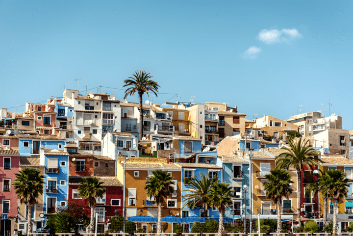 Die Promenade mit schönen bunten Häusern bei El Barrio in Alicante