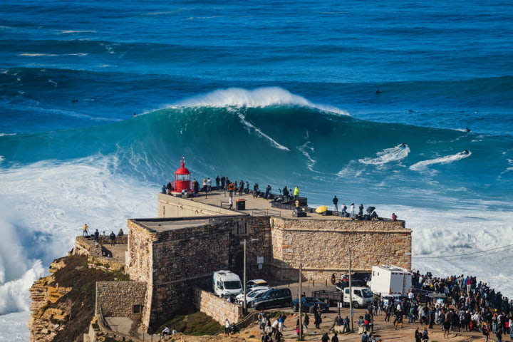 Die Küste bei Nazaré mir großen Wellen