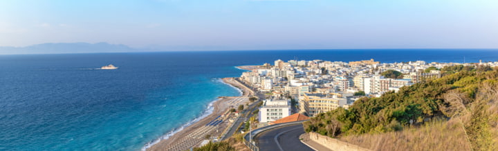 Ausblick über das Meer und Rhodos Stadt