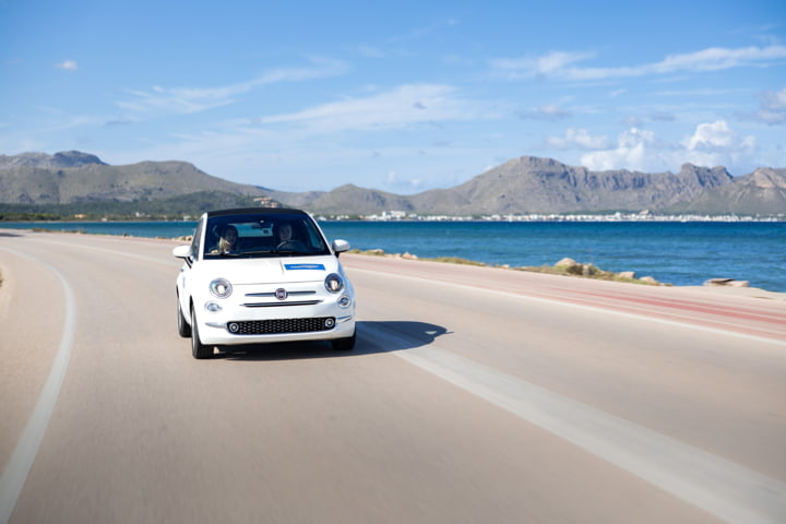 Cabrio auf einer Küstenstraße