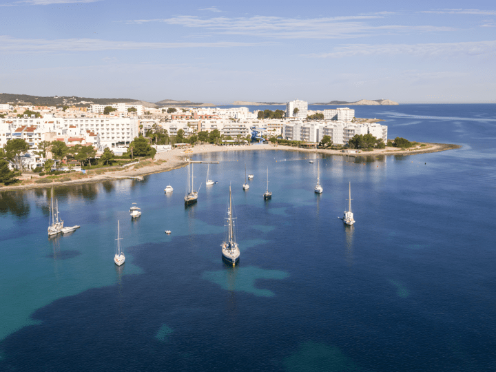 Hafen von Sant Antoni de Portmany bei sonnigem Wetter mit Booten