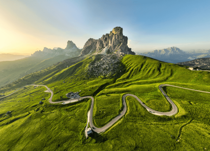 Straße schlängelt sich durch die Dolomiten